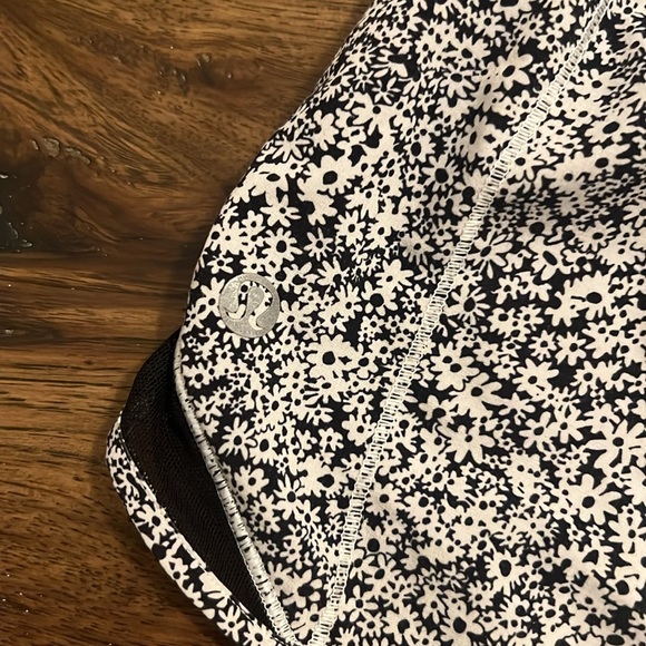 Lululemon Rare Flower Printed Hotty Hot Shorts - Picture 4 of 4